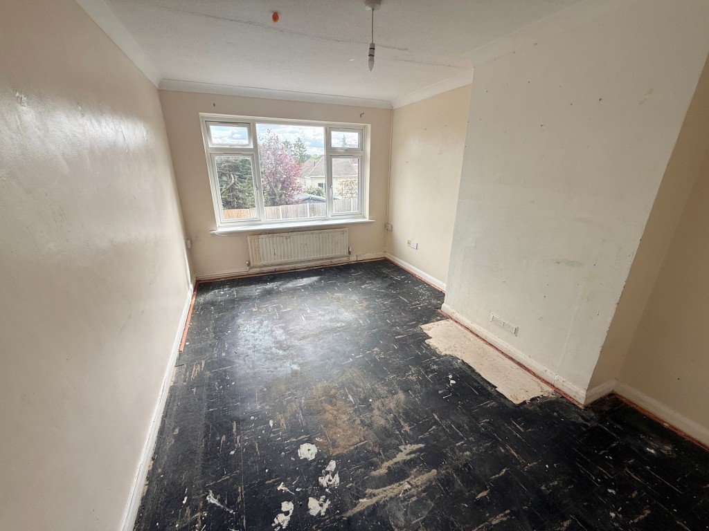 Lot: 23 - TWO-BEDROOM FLAT FOR MODERNISATION - Reception room with window to rear aspect